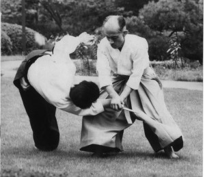Сын Основателя, Киссёмару Уэсиба демонстрирукет технику защиты от ножа, ассистент Сёдзи Сэки