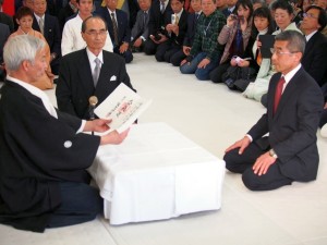 Досю Моритэру Уэсиба вручает сихану Сёдзи Сэки диплом о присвоении 8 дана айкидо