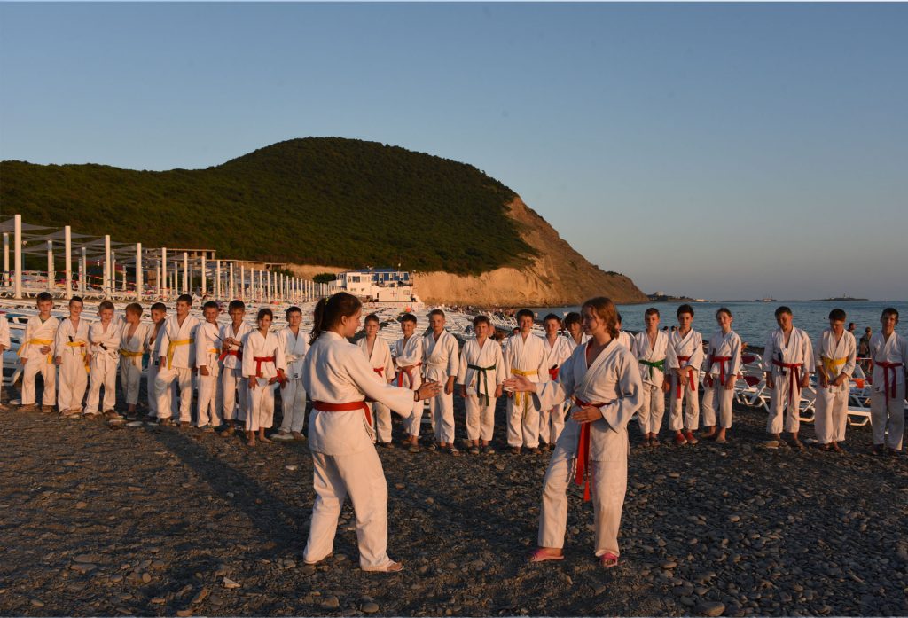 Детский спортивно-оздоровительный айкидо-лагерь,тренировка у моря