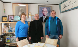 М.Л.Карпова и В.И.Грачёв с Досю после вручения диплома